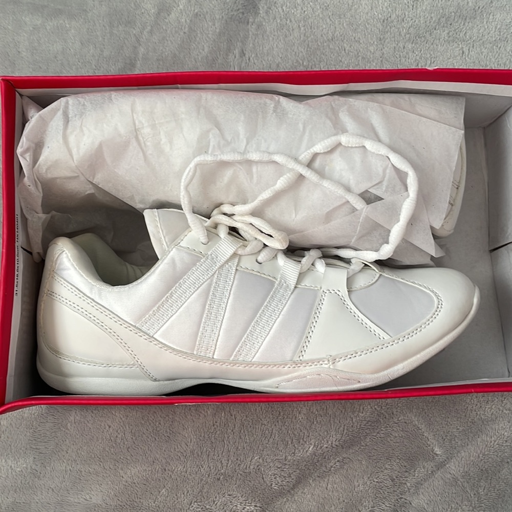 chasse cheer shoes 8.5 - new in box